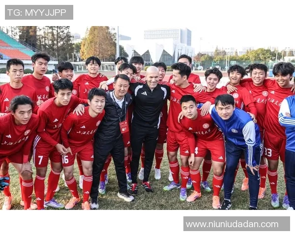 中老年足球明星同框合照高清展现岁月风采与球场魅力